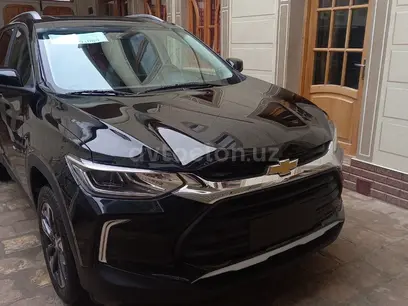 Черный Chevrolet Tracker, 3 позиция 2024 года, КПП Автомат, в Бухара за 20 800 y.e. id5161786
