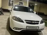 Белый Chevrolet Gentra, 3 позиция 2020 года, КПП Автомат, в Фергана за 12 200 y.e. id5210710, Фото №1