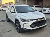 Белый Chevrolet Tracker, 3 позиция 2023 года, КПП Автомат, в Фергана за 17 800 y.e. id6730571, Фото №1