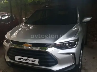 Серебристый Chevrolet Tracker, 2 позиция 2023 года, КПП Автомат, в Ташкент за ~15 073 y.e. id6195178