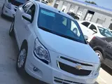 Белый Chevrolet Cobalt, 4 позиция 2024 года, КПП Автомат, в Ургенч за ~12 317 y.e. id5226423, Фото №1