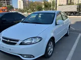 Белый Chevrolet Gentra, 3 позиция 2024 года, КПП Автомат, в Алмалык за ~13 365 y.e. id4909216, Фото №1
