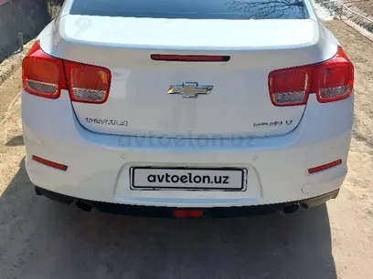 Белый Chevrolet Malibu, 2 позиция 2013 года, в Хазараспский район за 14 000 y.e. id4999709