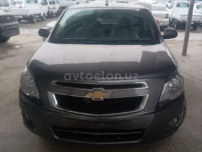 Мокрый асфальт Chevrolet Cobalt, 4 позиция 2024 года, КПП Автомат, в Самарканд за 13 500 y.e. id4999718