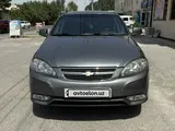 Мокрый асфальт Chevrolet Gentra, 3 позиция 2015 года, КПП Автомат, в Джизак за 8 700 y.e. id6412975, Фото №1