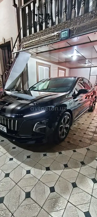 Hongqi E-QM5 2025 — 2