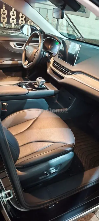 Hongqi E-QM5 2025 — 4