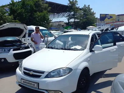 Белый Chevrolet Gentra, 1 позиция 2015 года, КПП Механика, в Ташкент за 9 800 y.e. id5135186