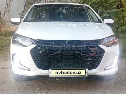 Белый Chevrolet Onix 2023 года, КПП Автомат, в Каттакурганский район за 14 500 y.e. id5213932