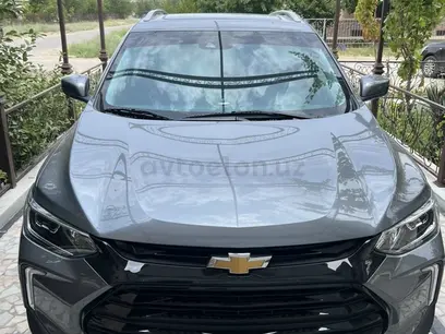 Мокрый асфальт Chevrolet Tracker 2 2023 года, КПП Автомат, в Навои за ~18 319 y.e. id5209240