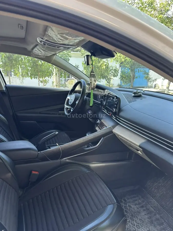 Hyundai Elantra — 10