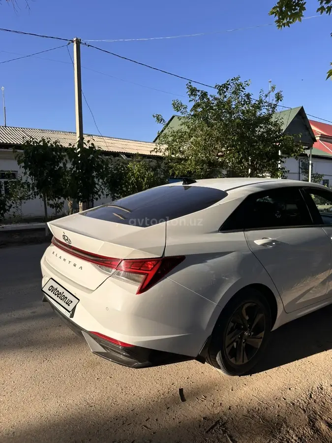 Hyundai Elantra — 4