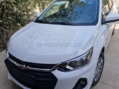 Белый Chevrolet Onix 2023 года, КПП Механика, в Навои за ~11 807 y.e. id4987814