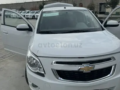 Белый Chevrolet Cobalt, 4 позиция 2024 года, КПП Автомат, в Самарканд за 13 800 y.e. id4975787