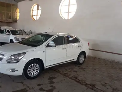 Белый Chevrolet Cobalt, 4 позиция 2014 года, КПП Автомат, в Навои за ~8 656 y.e. id4995763
