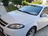 Белый Chevrolet Gentra, 2 позиция 2019 года, КПП Механика, в Навои за ~9 322 y.e. id6464280