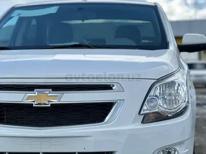 Белый Chevrolet Cobalt, 4 позиция 2024 года, КПП Автомат, в Самарканд за 13 500 y.e. id5106030