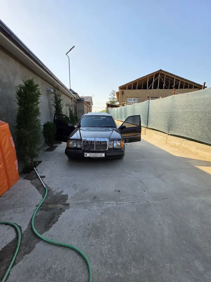 Mercedes-Benz E 230 — 2