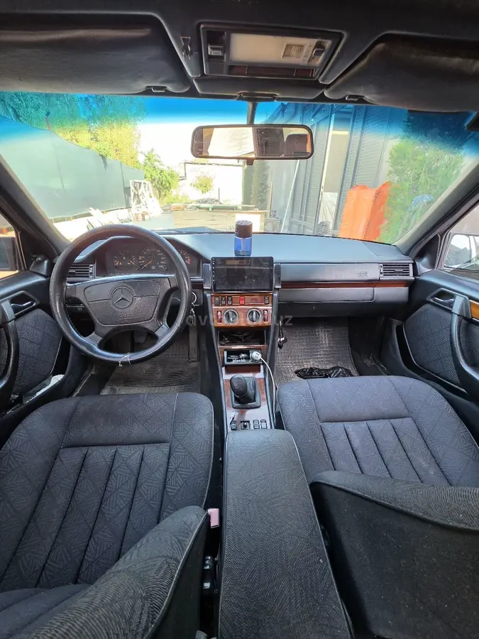 Mercedes-Benz E 230 — 4