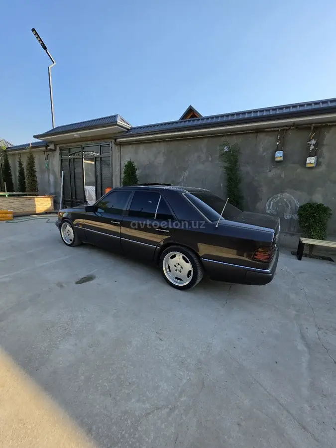 Mercedes-Benz E 230 — 6