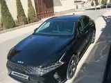 Черный Kia K5 2022 года, КПП Автомат, в Денау за 28 000 y.e. id6745078, Фото №1
