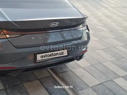 Серый Hyundai Elantra 2022 года, КПП Автомат, в Ургенч за 25 000 y.e. id5148618