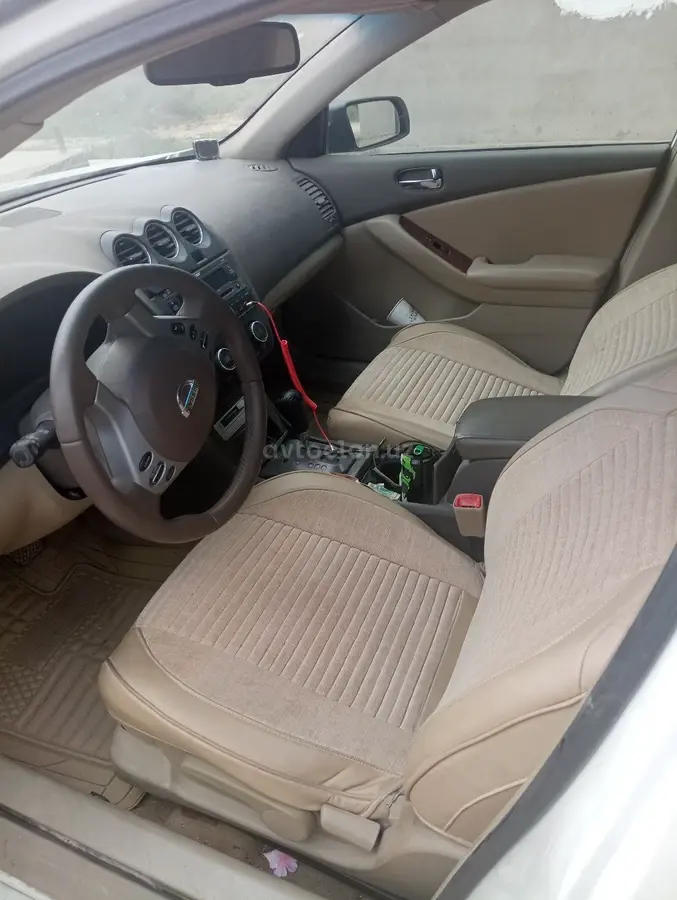 Nissan Altima — 3