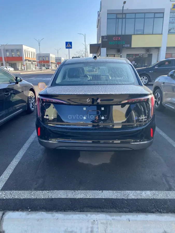 Hongqi E-QM5 2025 — 2