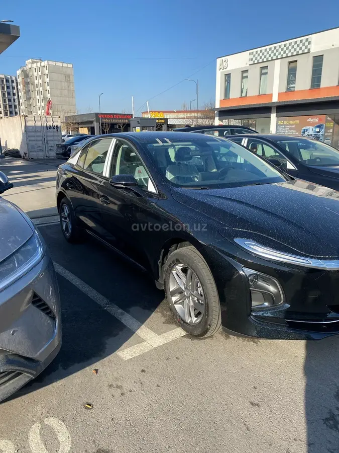 Hongqi E-QM5 2025 — 3