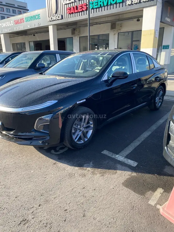 Hongqi E-QM5 2025 — 4