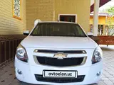 Белый Chevrolet Cobalt, 4 позиция 2022 года, КПП Автомат, в Андижан за 11 200 y.e. id5035586, Фото №1