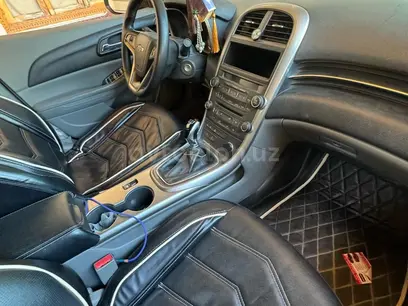 Белый Chevrolet Malibu, 1 позиция 2013 года, КПП Механика, в Денау за 11 000 y.e. id6106705