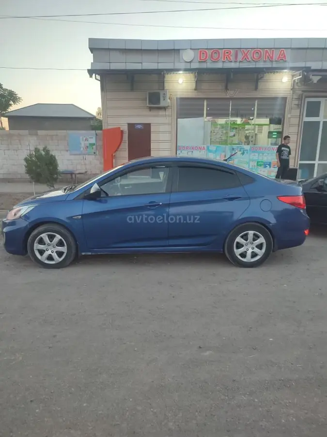 Hyundai Accent — 3