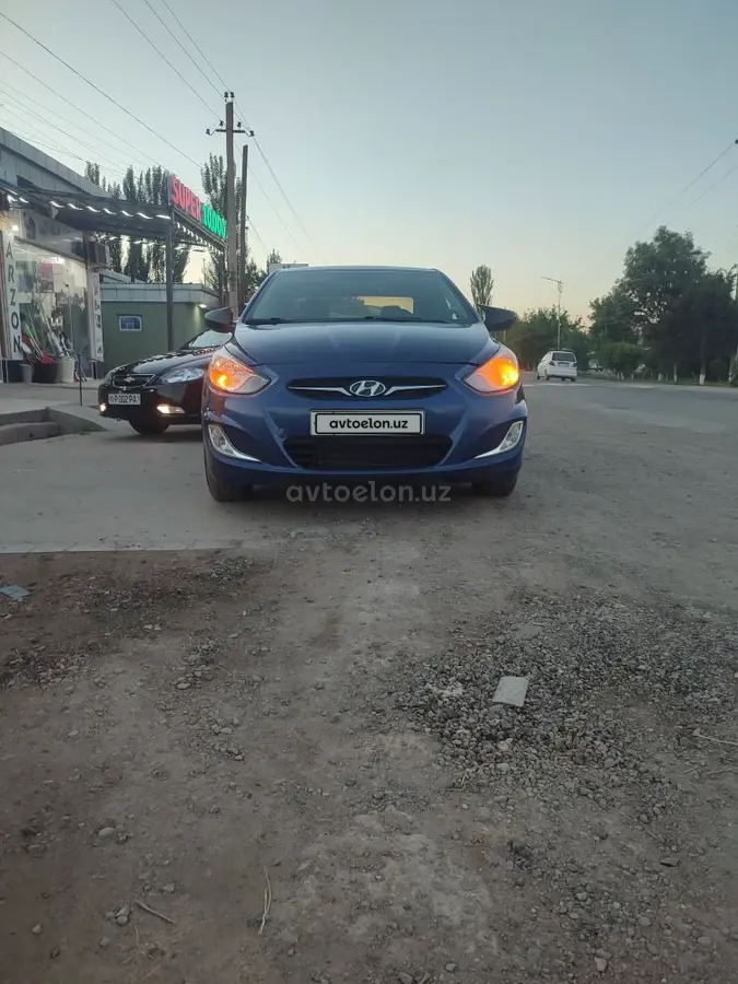 Hyundai Accent — 4
