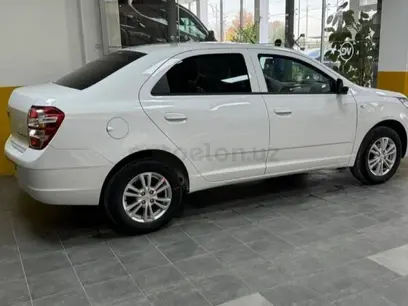 Белый Chevrolet Cobalt, 4 позиция 2024 года, КПП Автомат, в Ташкент за ~11 618 y.e. id4872335