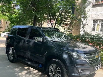 Мокрый асфальт Chevrolet TrailBlazer 2020 года, КПП Автомат, в Ташкент за 27 400 y.e. id4999929