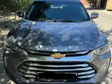 Мокрый асфальт Chevrolet Tracker, 3 позиция 2021 года, в Навои за 15 800 y.e. id6442194, Фото №1