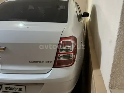 Белый Chevrolet Cobalt, 4 позиция 2021 года, КПП Автомат, в Ташкент за 11 500 y.e. id5132528