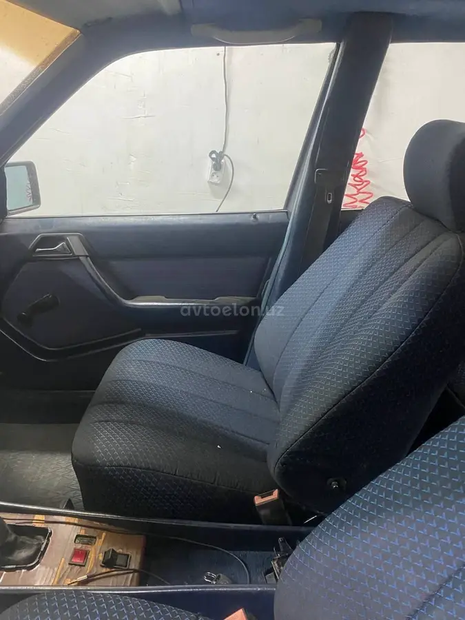 Mercedes-Benz E 230 — 8