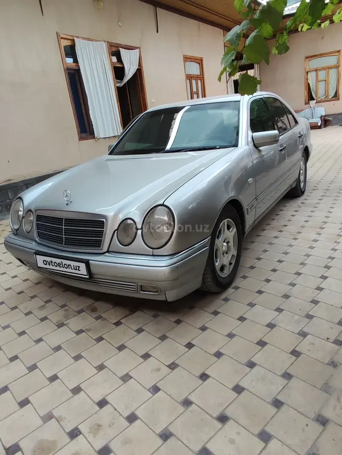 Мерседес-бенц e 200. Mercedes benz w212 2011. W211 мерседес заправочные емкости. Сравнение двс и электродвигателя таблица. Mercedes-benz e200 e.