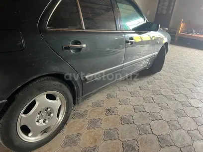 Мокрый асфальт Mercedes-Benz E 200 1997 года, КПП Механика, в Самарканд за 6 750 y.e. id4978679