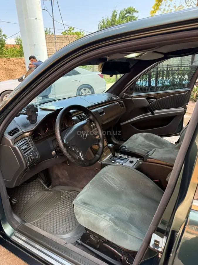 Mercedes-Benz E 200 — 2