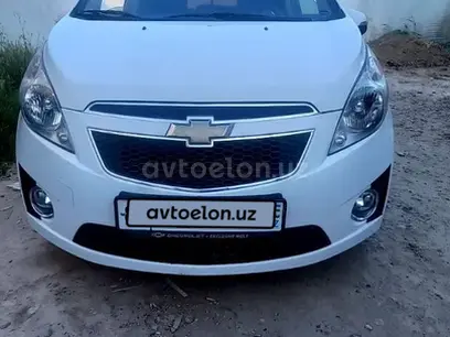 Белый Chevrolet Spark, 2 позиция 2013 года, КПП Механика, в Бухара за ~5 941 y.e. id5151611