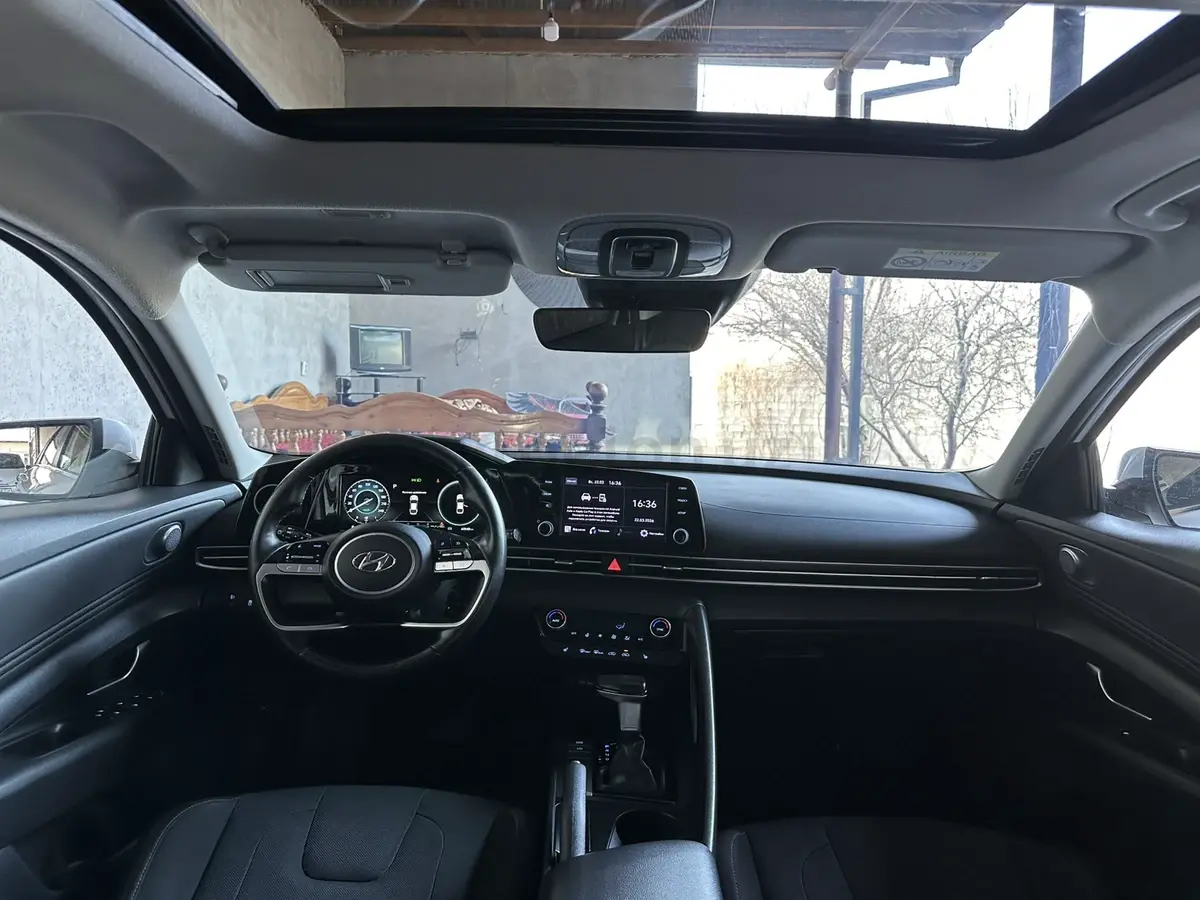 Hyundai Elantra — 6