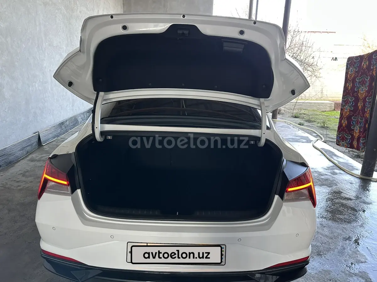 Hyundai Elantra — 8