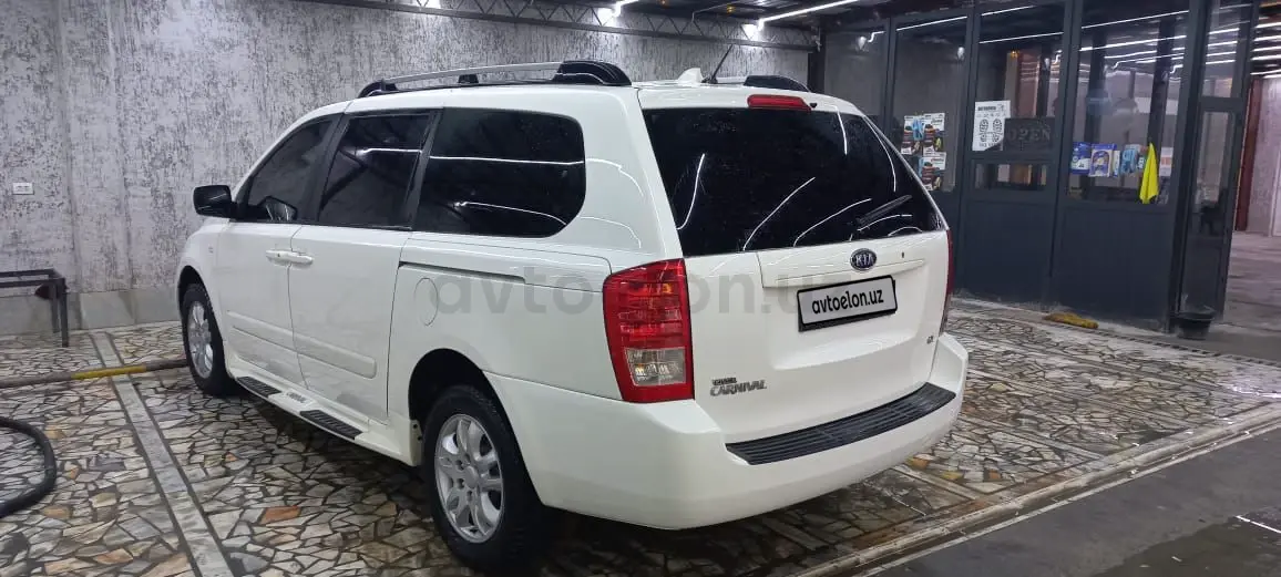 Kia Carnival — 3