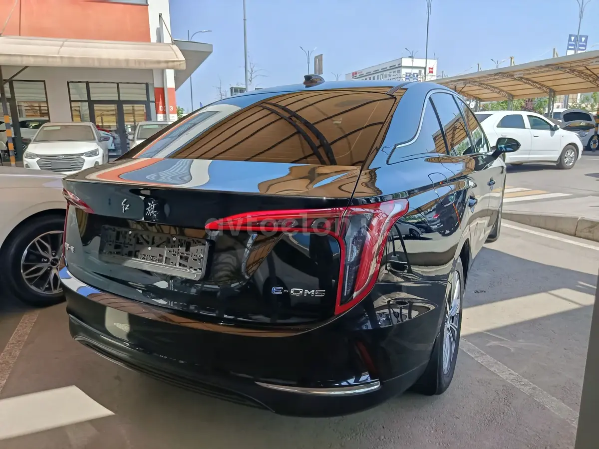 Hongqi E-QM5 2024 — 4