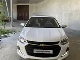Белый Chevrolet Onix 2024 года, КПП Автомат, в Самарканд за 14 800 y.e. id6386170, Фото №1