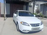 Белый Chevrolet Gentra, 3 позиция 2022 года, КПП Автомат, в Коканд за 12 650 y.e. id6461187, Фото №1