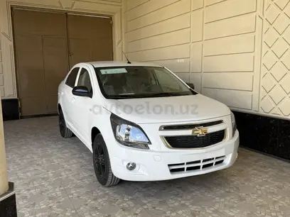 Белый Chevrolet Cobalt, 4 позиция 2025 года, КПП Автомат, в Самарканд за 12 800 y.e. id6214936
